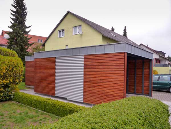 Carport mit Geräteschuppen verkleidet mit Rhombusleisten in Verbindung mit Aluminium-Wellplatten