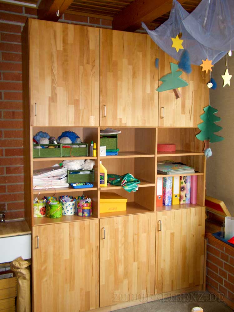 Schrankwand Kernbuche massiv im Kindergarten Versbach