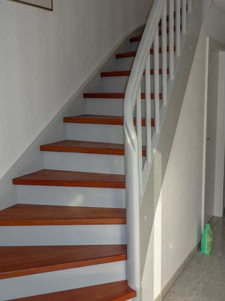 Massivholz-Treppe mit Geländerkrümmling