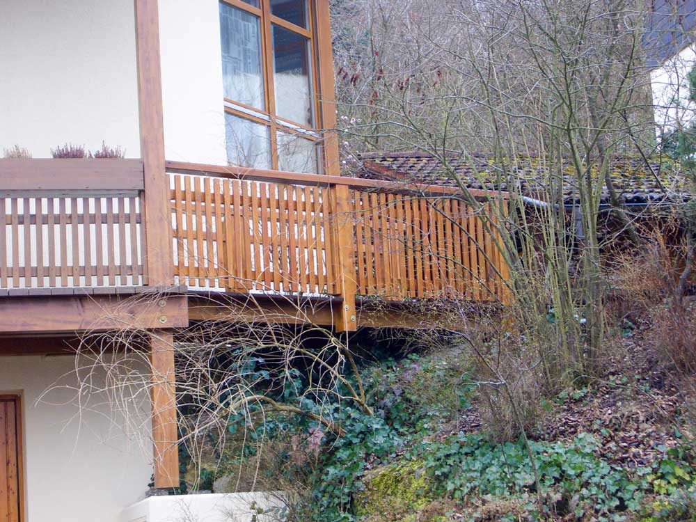 Übergang vom Balkon in den Garten in Würzburg