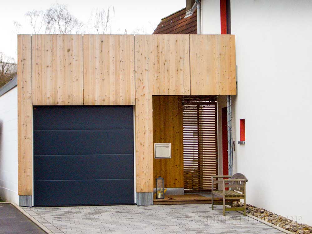 Garagenfassade in massiver 3-Schicht Holzplatte in Veitshöchheim