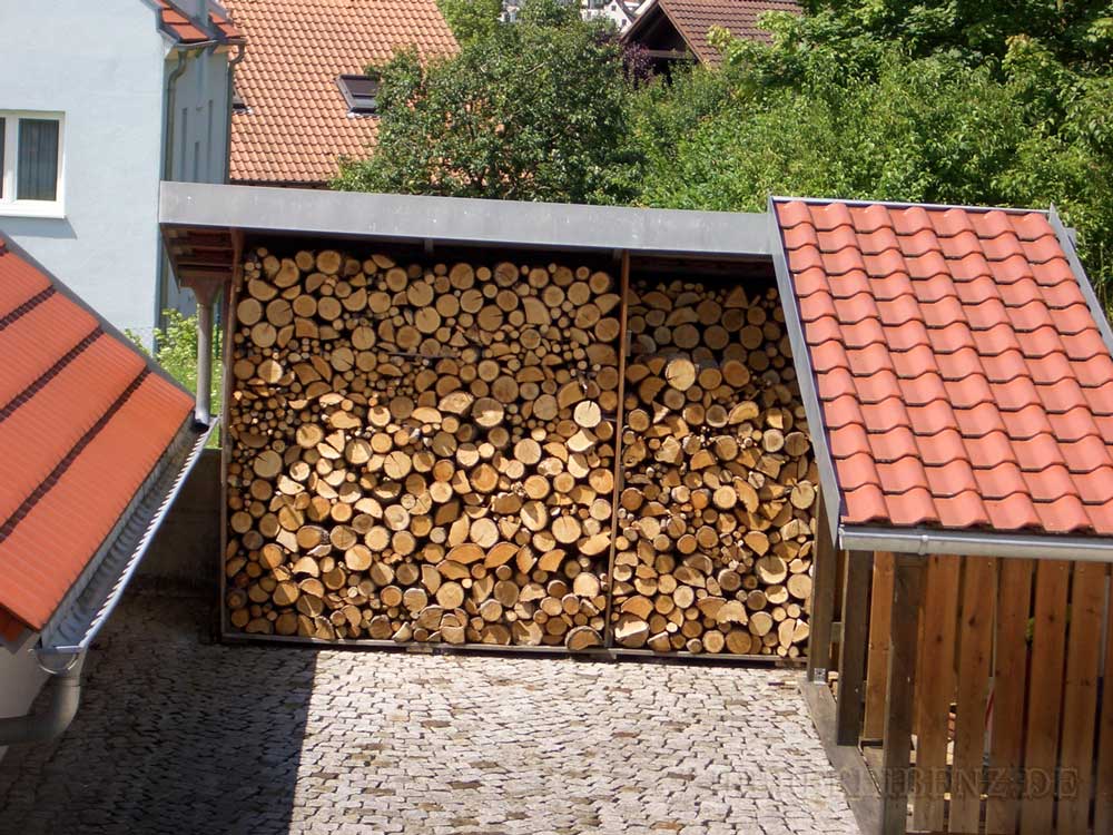 Holzlege mit Ziegeleindeckung