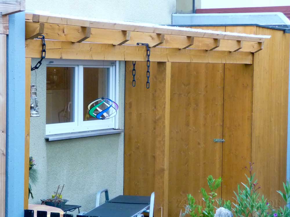 Terrassenüberdachung mit integriertem Geräteraum in Würzburg