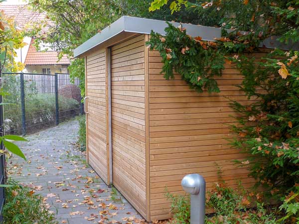 Mülltonneneinhausung mit Schiebetor mit Rhombus-Verkleidung
