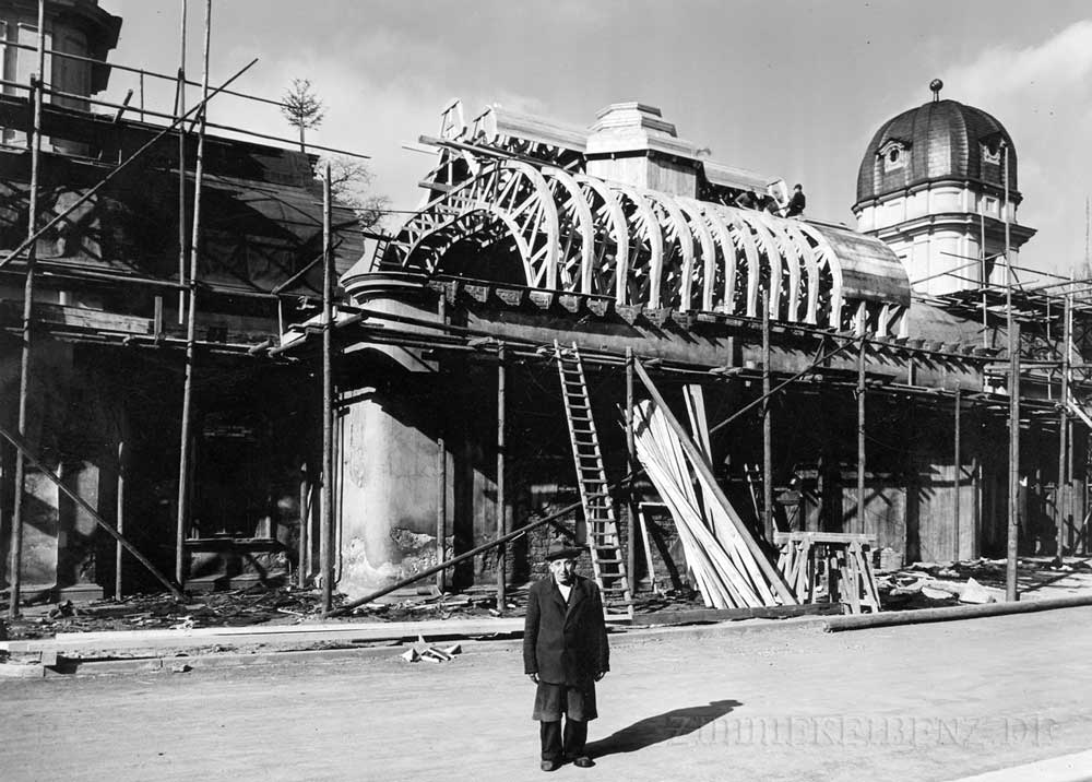 Pfründner Josef vor dem Pavillion des Julius Spitals im Wiederaufbau 1958