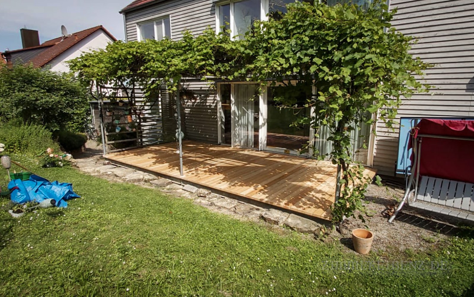 Sibirische Lärche Terrassenbelag auf dem Metallgestell vom Schlosser gefertigt