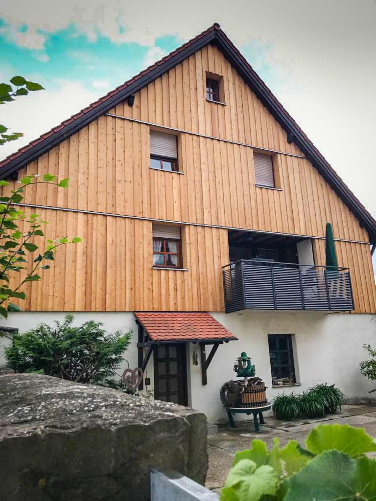Giebelverkleidung mit Sibirischer Lärche Boden/Deckelschalung 1